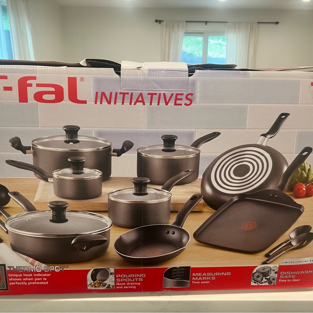 T-Fal Pot 18piece Set- New